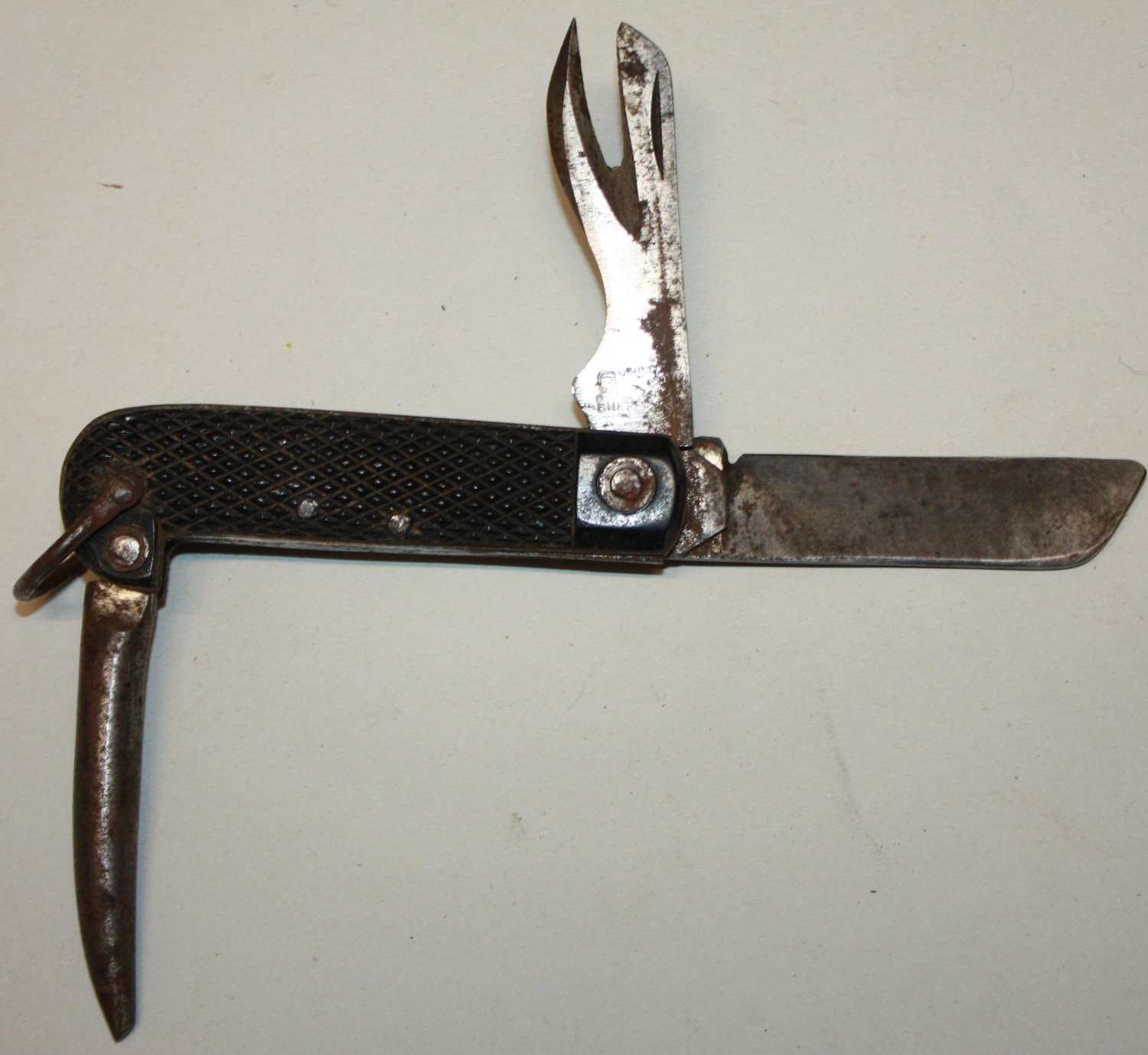 A VERY GOOD WWII BRITISH ISSUE ARMY PENKNIFE