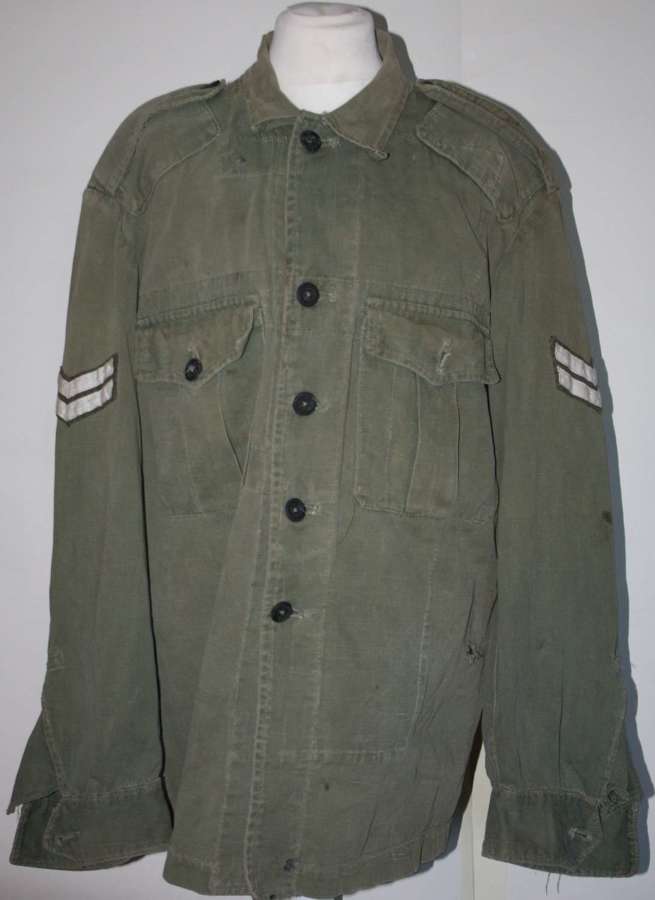 A GOOD WELL USED 1945 DATED 44 PATTERN BUSH JACKET