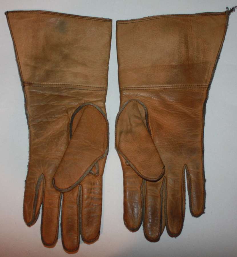 A PAIR OF THE TAN WOMENS DISPATCH RIDERS GLOVES