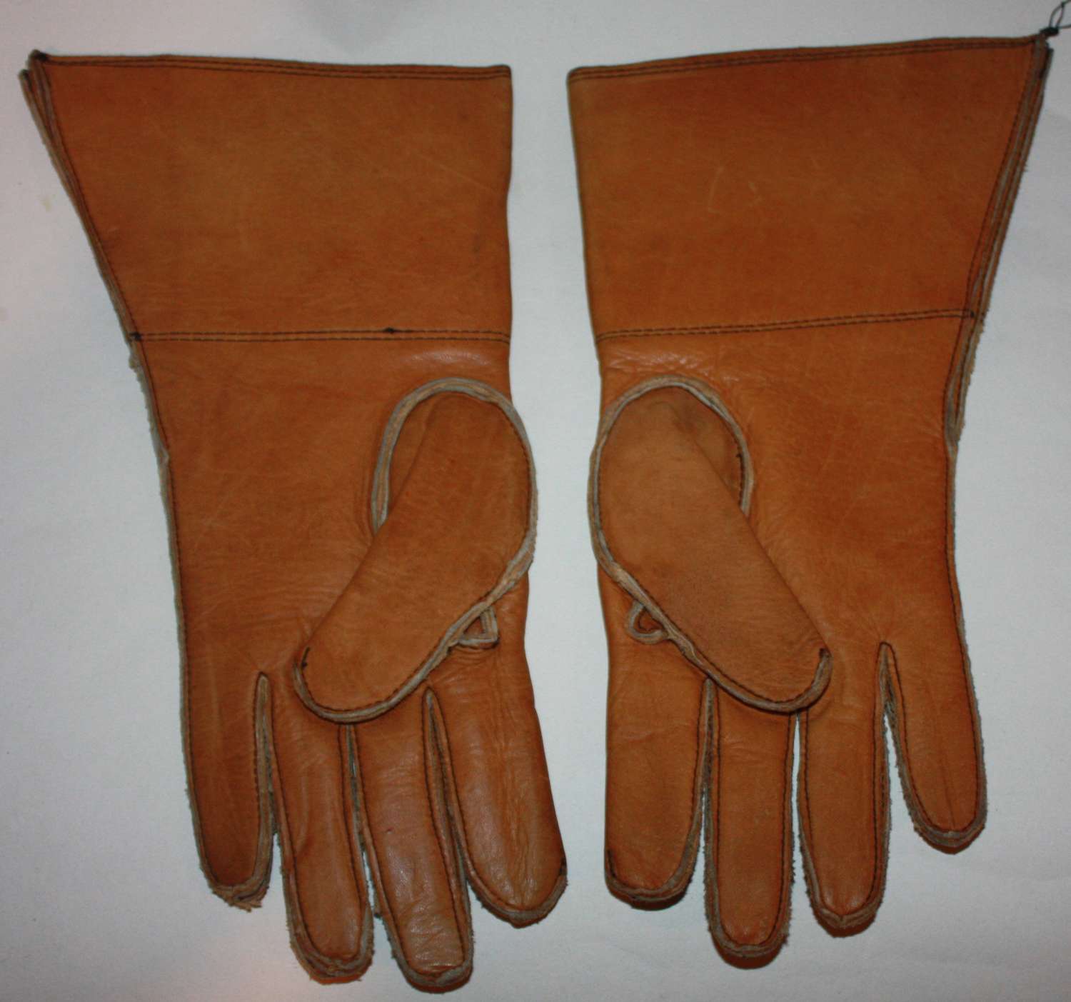 A GOOD PAIR OF ABOUT A SIZE 8 DR'S GLOVES TAN PAIR