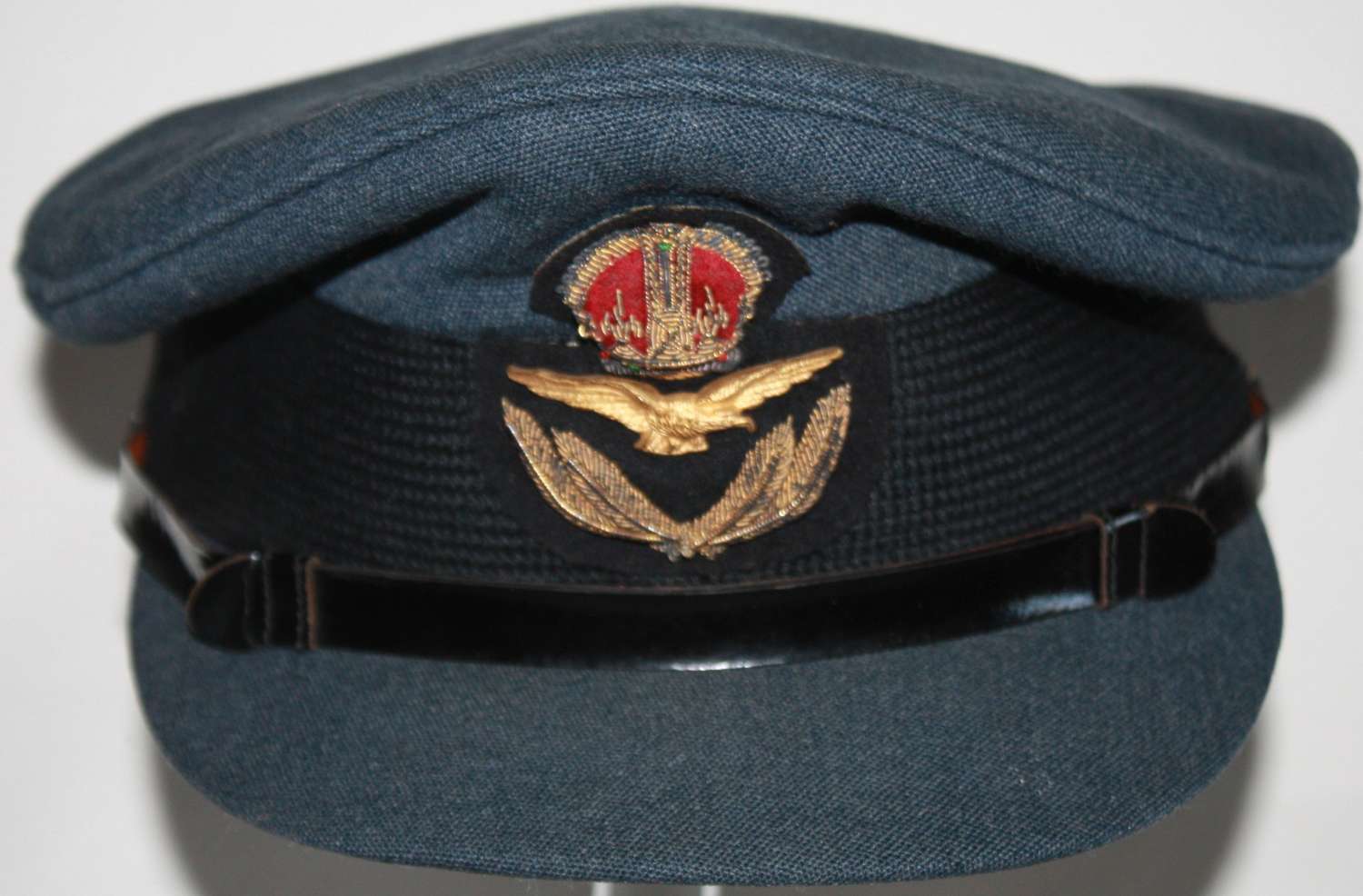 A GOOD LATE WWII RAF OFFICERS CAP