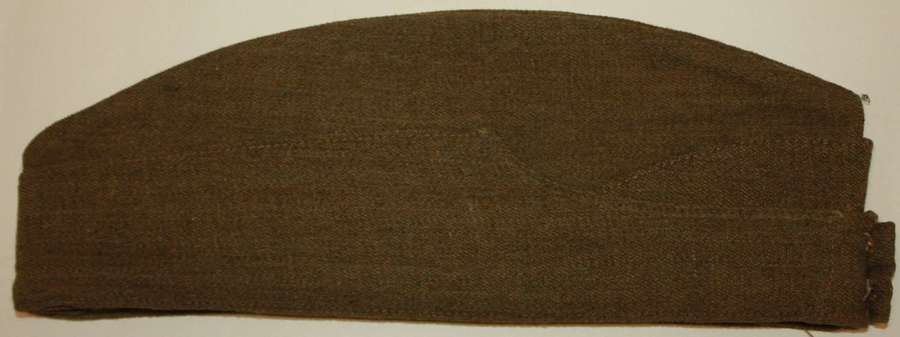 A VERY GOOD 1942 DATED BRITISH ARMY OTHER RANKS SIDE CAP