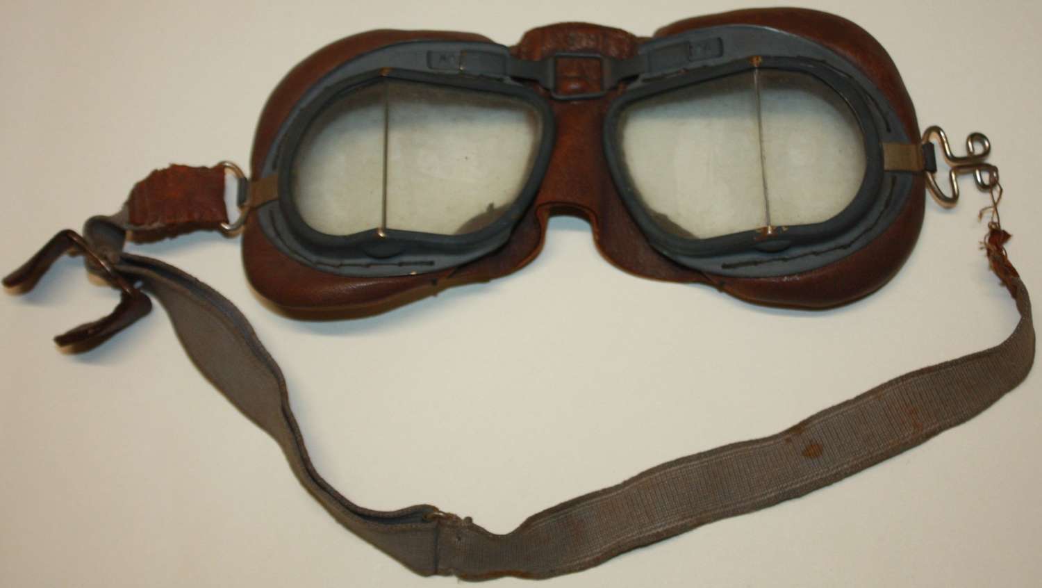 A GOOD PAIR OF THE RAF AM MARKED MKVIII FLYING GOGGLES