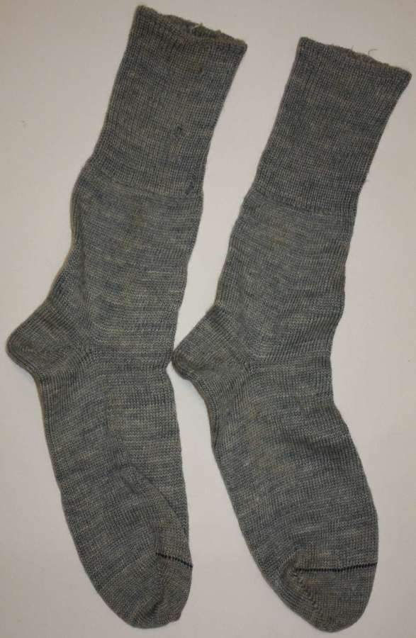 A PAIR OF 1945 DATED BRITISH ARMY LIGHT GREY ISSUE SOCKS