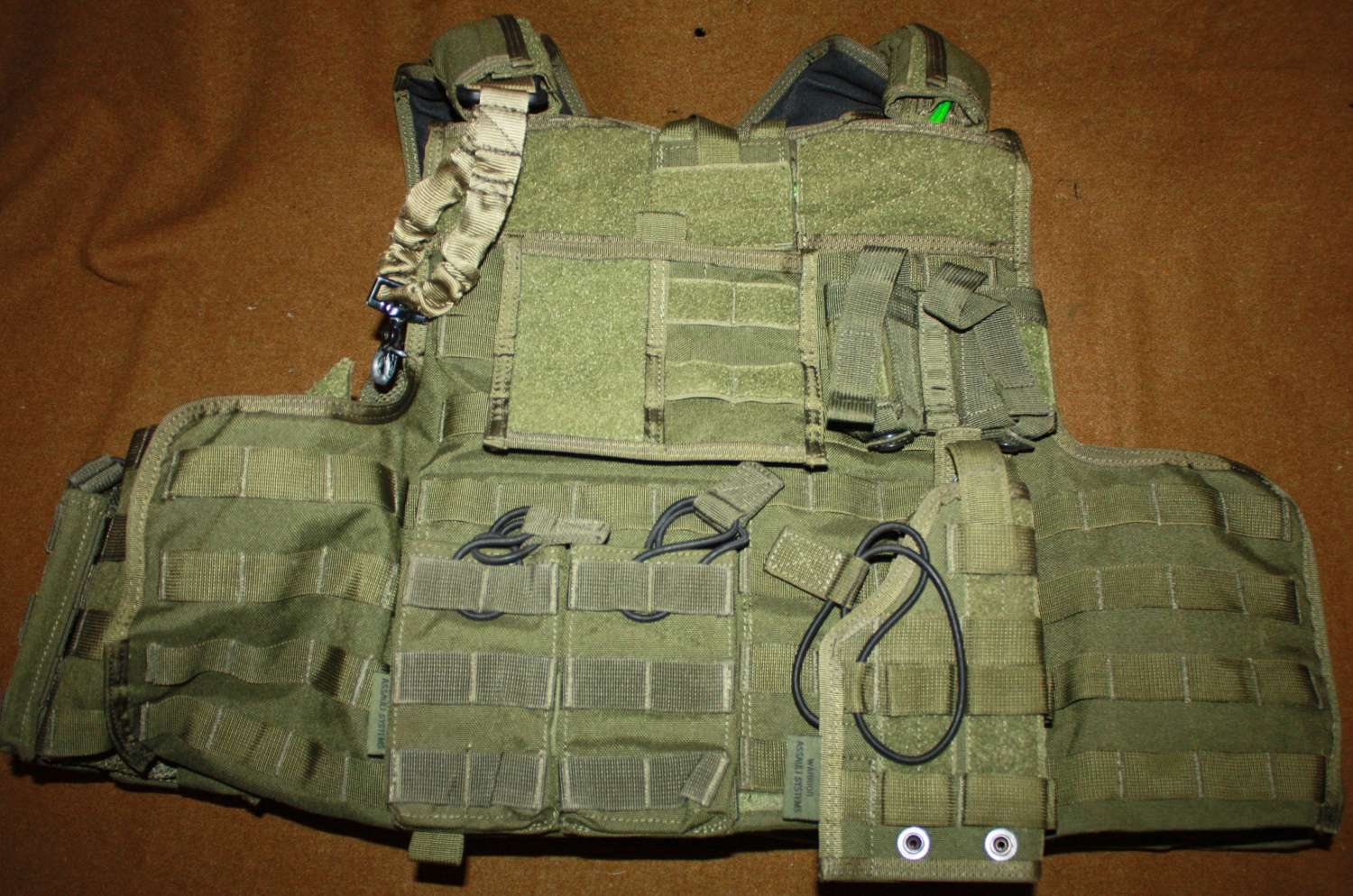 A FAIRLY MODERN WARROR PLATE CARRIER AND POUCH SET